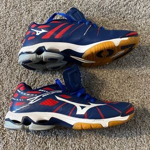 mizuno woman’s size 9.5 volleyball shoe colors red/blue